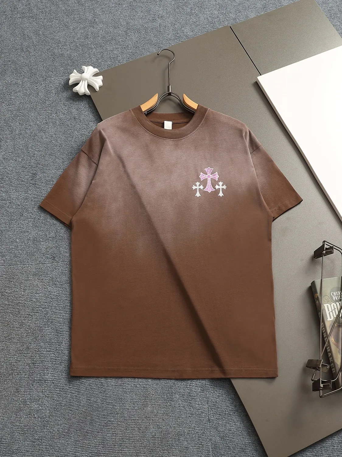 🅿️220 Chrome hearts ch Chrome hearts cross pink hot diamond short-sleeved t-shirt. Advanced tie-dye technology. Large version. Loose and stylish. Low version, slim and long version with upper body and raised hips. 100% commitment: top quality, not fast food. The highest version on the market. Top quality, 320 grams. 26 custom-dyed double yarn cotton, same style for men and women, complete with three standards. Color: Six colors available, available to the public. Size: XS-L. Size chart: